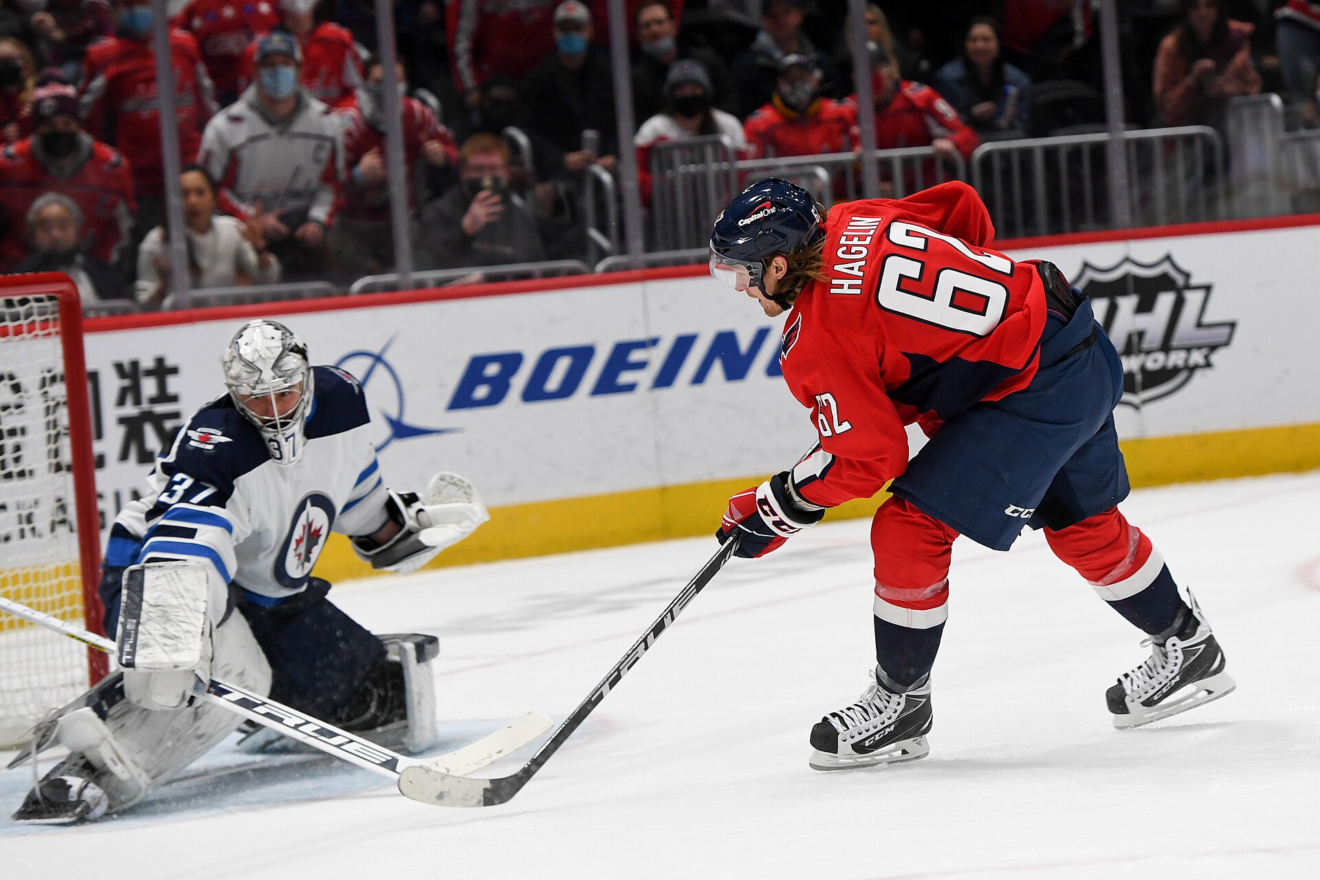 L'arrêt légendaire de Connor Hellebuyck reproduit en bois par un artisan fan