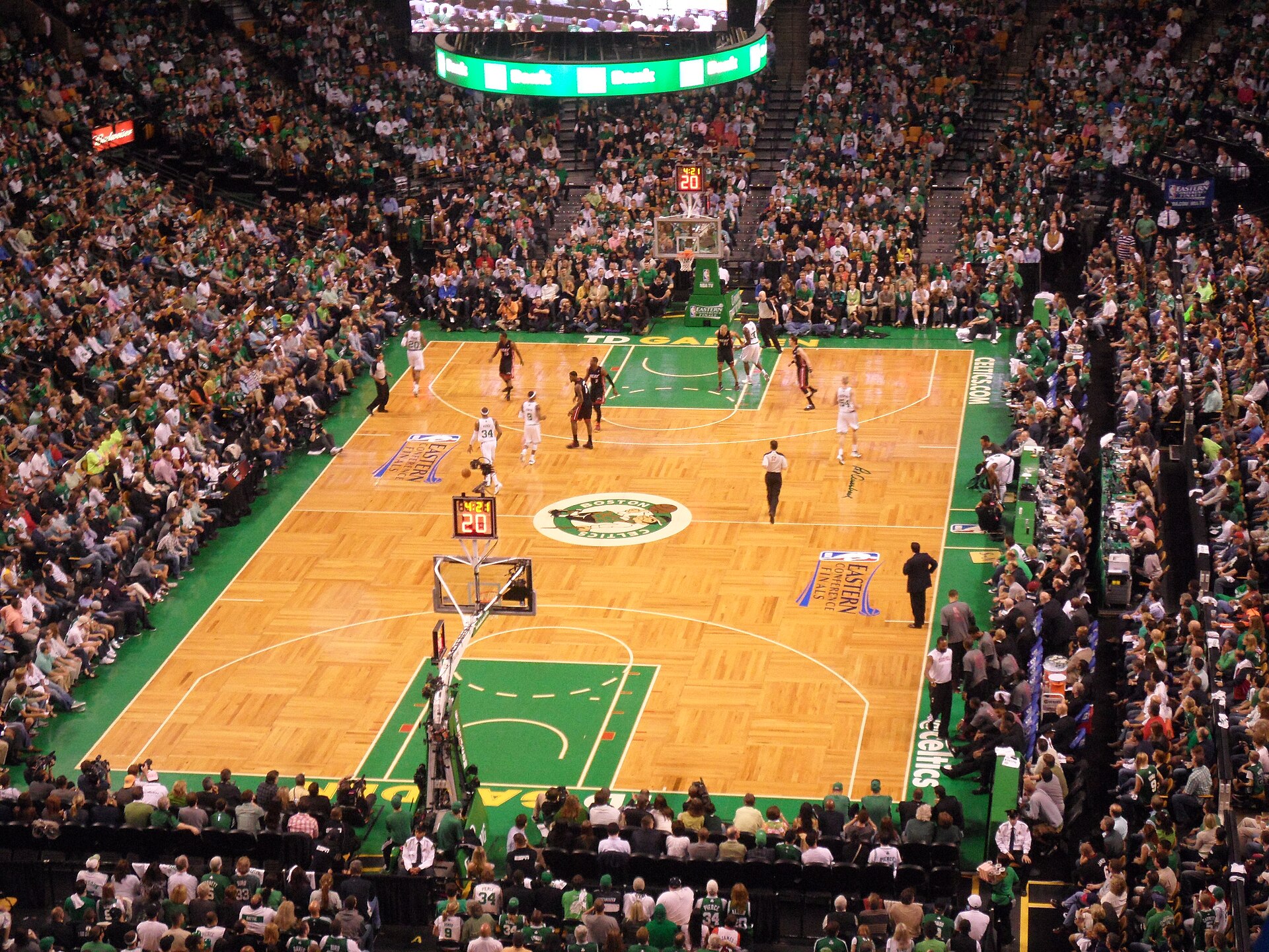Le pivot des Celtics Luke Kornet reçoit la bénédiction des Sœurs Salésiennes