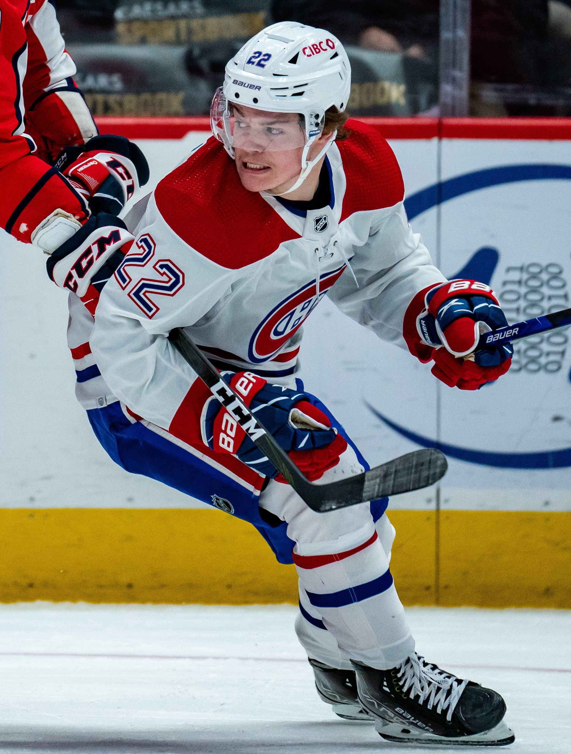 Hutson égalise pour Montréal sur une passe décisive de Caufield