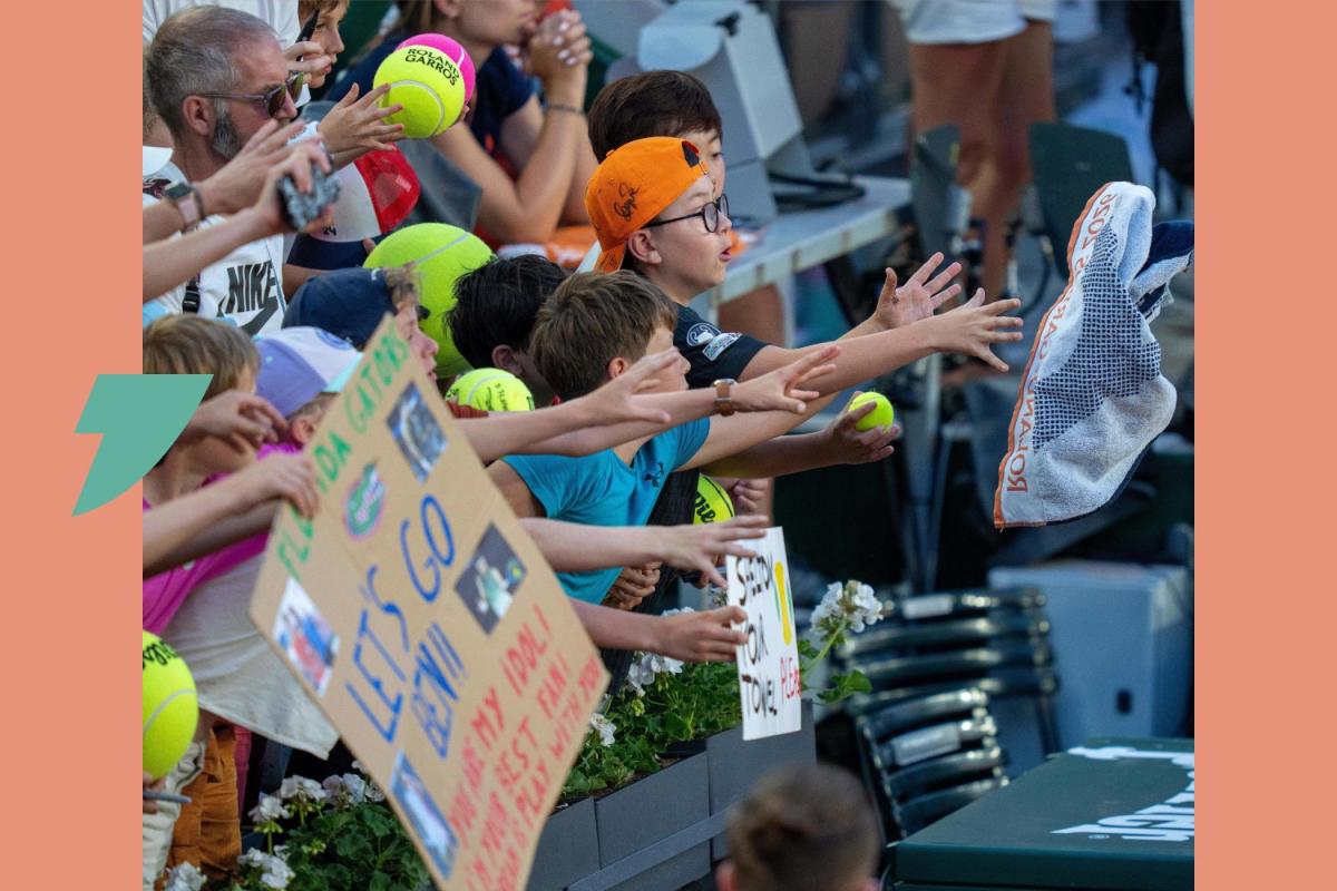 Roland-Garros : après le match, les jeunes spectateurs se ruent sur les souvenirs laissés par les joueurs