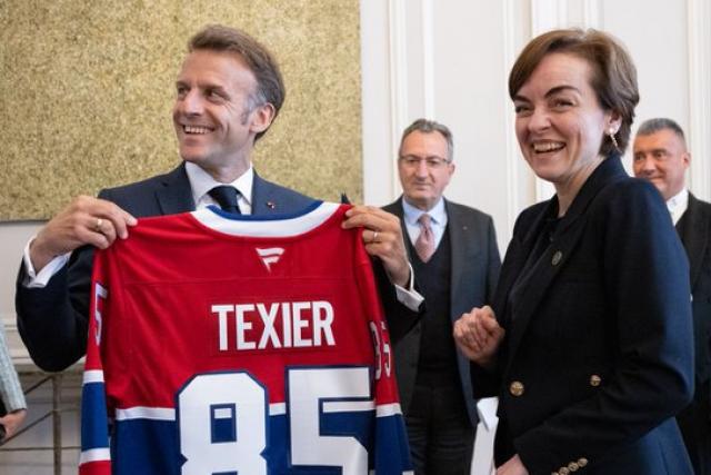 Un maillot d'Alexandre Texier remis à Emmanuel Macron lors d'une visite officielle à l'Élysée
